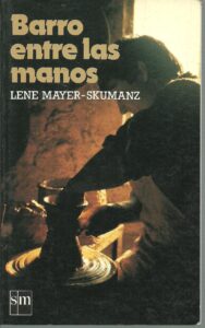 Portada BARRO ENTRE LAS MANOS - LENE MAYER-SKUMANZ - SM GRAN ANGULAR