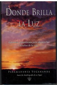 Portada DONDE BRILLA LA LUZ - PARAMAHANSA YOGANANDA - SELF-REALIZATION FELLOWSHIP