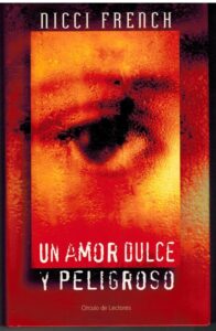 Portada UN AMOR DULCE Y PELIGROSO - NICCI FRENCH - CIRCULO DE LECTORES