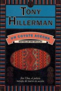 Portada UN COYOTE ACECHA - TONI HILLERMAN - GRIJALBO