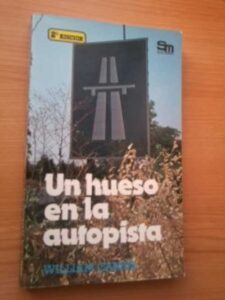 Portada UN HUESO EN LA AUTOPISTA - WILLIAM CAMUS - SM