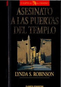 Portada ASESINATO A LAS PUERTAS DEL TEMPLO - LYNDA S ROBINSON - PLANETA DEAGOSTINI