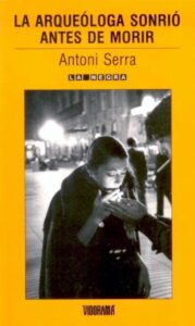 Portada LA ARQUEOLOGA SONRIO ANTES DE MORIR - ANTONI SERRA - VIDORAMA