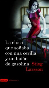 Portada LA CHICA QUE SOÑABA CON UNA CERILLA Y UN BIDON DE GASOLINA - STIEG LARSSON - DESTINO