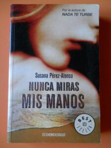 Portada NUNCA MIRAS MIS MANOS - SUSANA PÉREZ-ALONSO - DEBOLSILLO