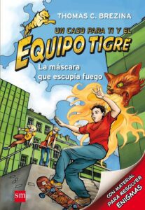 Portada LA MÁSCARA QUE ESCUPÍA FUEGO - THOMAS BREZINA - SM